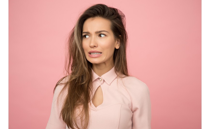 Cambi di stagione e stress: ecco quando consigliare un trattamento anticaduta capelli