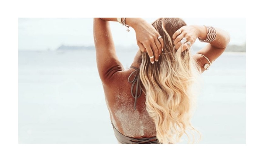Capelli ricci e beach wave, le acconciature regine dell’estate