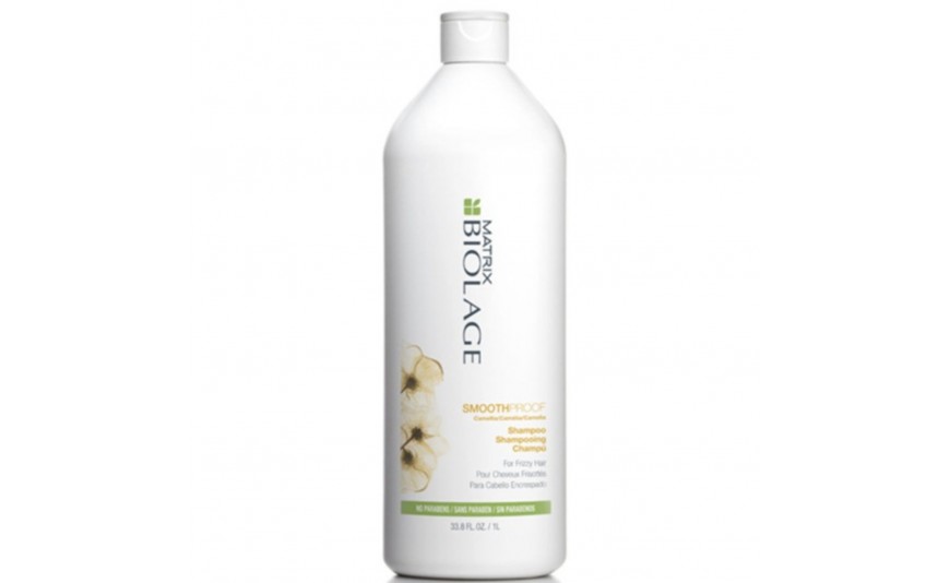 Shampoo professionale per capelli crespi, il primo strumento per chiome domate